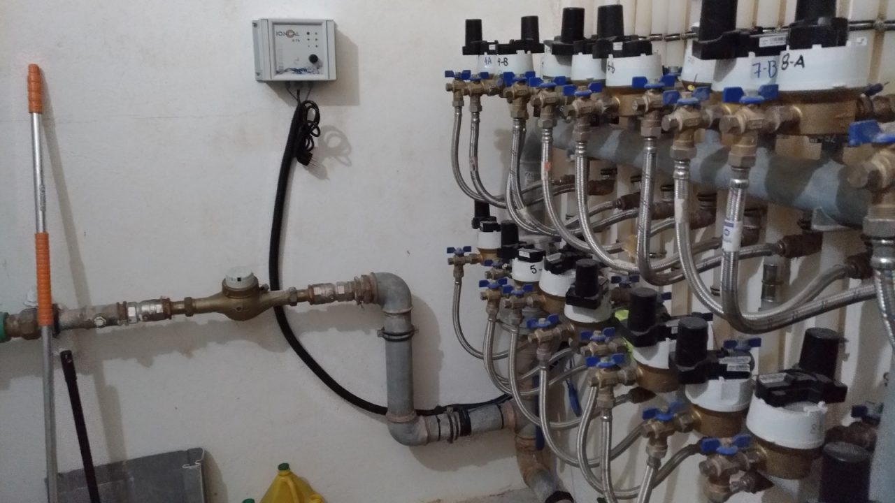 Descalcificador de agua IONCAL instalado en sala de máquinas de la comunidad