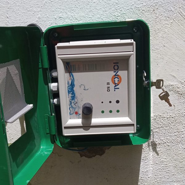 Equipoo anticalcáreo IONCAL E-50 instalado en la comunidad Salinas 1
